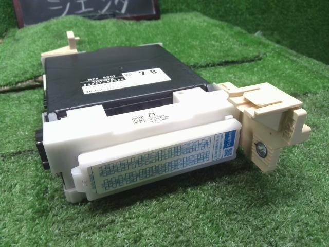 シエンタ ヒューズボックス DAA-NHP170G