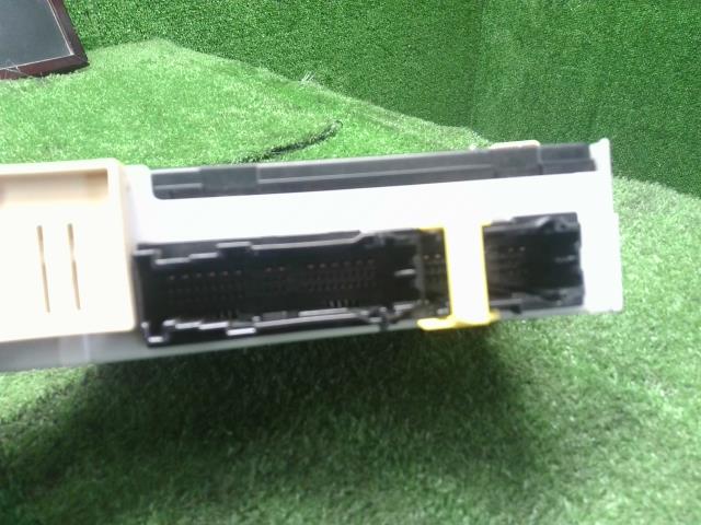 シエンタ ヒューズボックス DAA-NHP170G