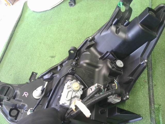 プリウスα 右ヘッドランプＡＳＳＹ DAA-ZVW41W 81110-47660
