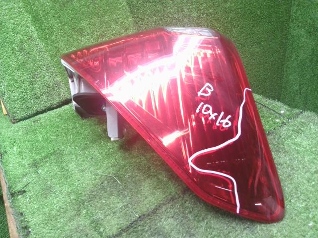 アルファード 右テールランプ DBA-ANH25W 81551-58070