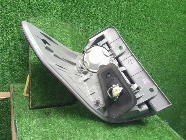 アルファード 右テールランプ DBA-ANH25W 81551-58070