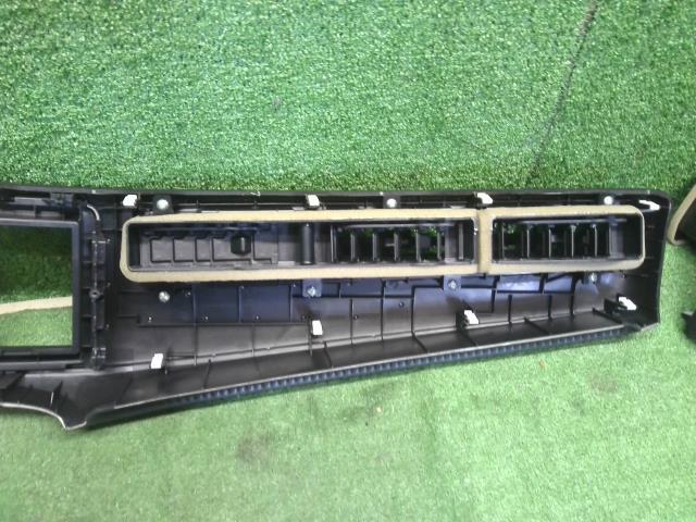 ヴェゼル 内装部品 DAA-RU3 77620-T7A-N01ZB