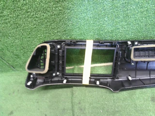 ヴェゼル 内装部品 DAA-RU3 77620-T7A-N01ZB