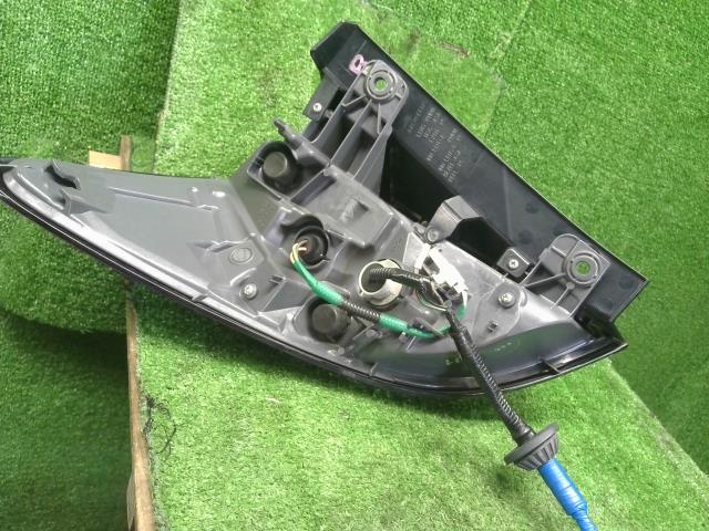 ヴェゼル 右テールランプ DAA-RU3 33502-T7B-J11