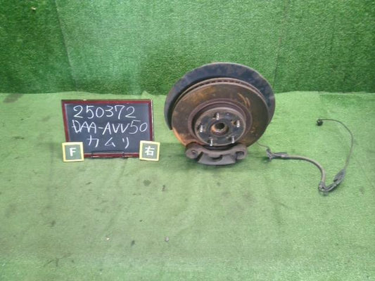 カムリ 右ＦナックルハブＡＳＳＹ DAA-AVV50 43211-58010