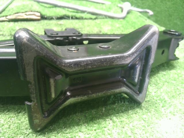 カムリ ジャッキ DAA-AVV50 09111-33030