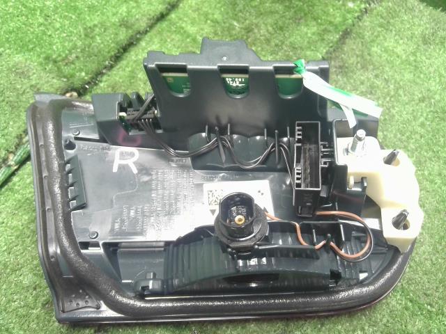 BMW 3シリーズ 右テールランプ LDA-8C20 63 21 7 369 120