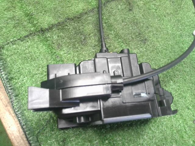 ルノー カングー 左Ｒドアロックソレノイド ABA-KWK4M 8200542375