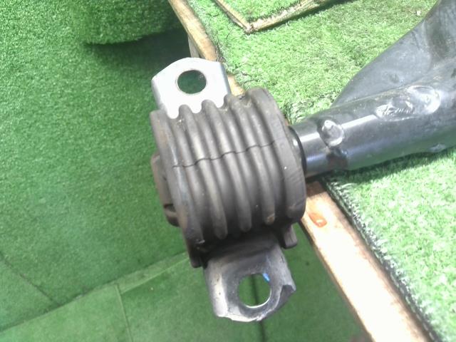 【中古】ミニキャブ GBD-U62V 左フロントロアアーム 4013A064 自社品番250431 W37