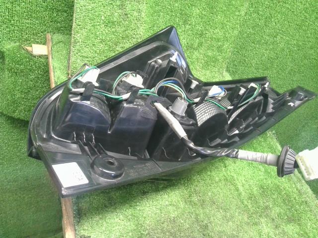 ｅＫクロス 右テールランプ 5AA-B37W MQ714736