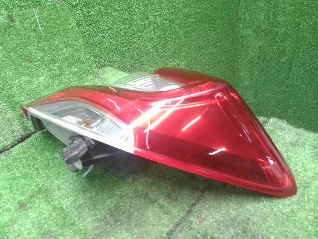 ヴィッツ 右テールランプ DBA-NSP135 81550-52B90