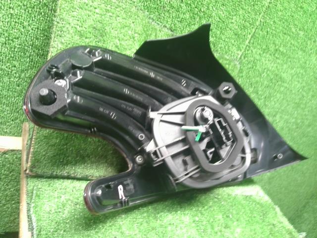 プジョー 208 右テールランプ ABA-A9HN01
