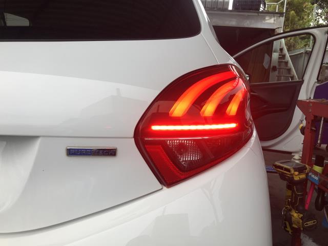 プジョー 208 右テールランプ ABA-A9HN01