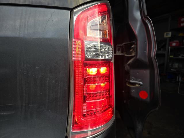 ステップワゴン 右テールランプ DBA-RK1 33500-SZW-J11