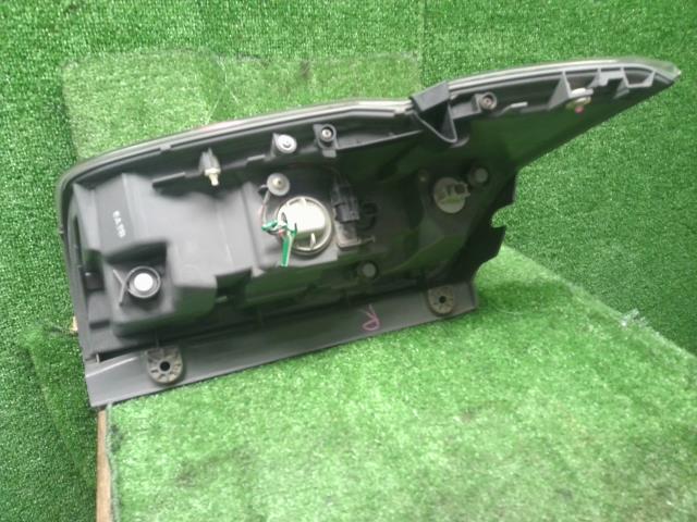 ステップワゴン 右テールランプ DBA-RK1 33500-SZW-J11