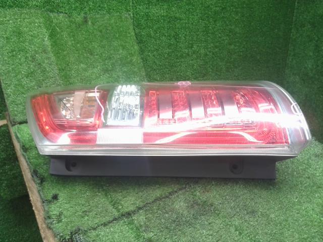 ステップワゴン 右テールランプ DBA-RK1 33500-SZW-J11