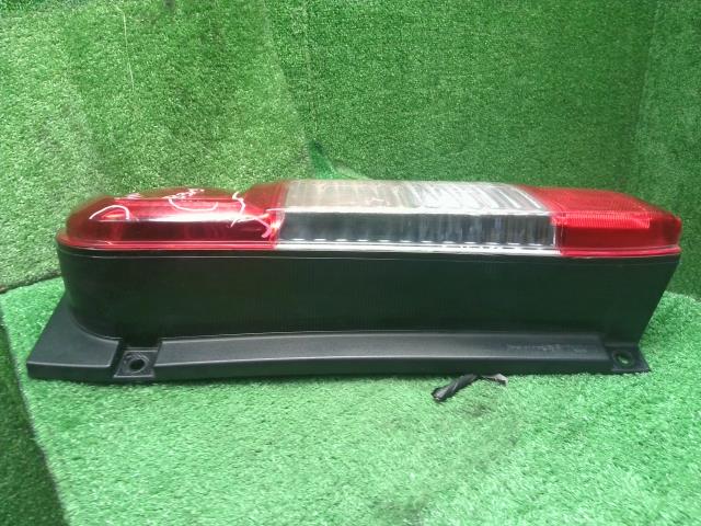 NV350キャラバン 右テールランプ LDF-CW8E26 26550-3XA0B