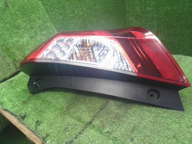 フィット 右テールランプ DAA-GP6 33500-T5A-J31