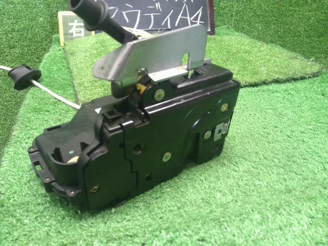 アウディ A4 右Ｆドアロックソレノイド GH-8EAMBF 402837016