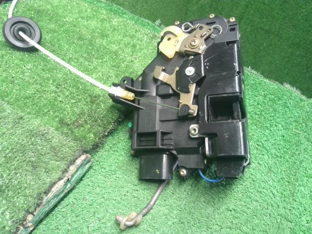 アウディ A4 右Ｆドアロックソレノイド GH-8EAMBF 402837016