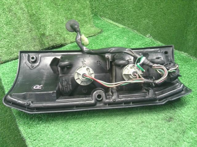 ランドクルーザープラド 右テールランプ Q-LJ78G 81550-60390