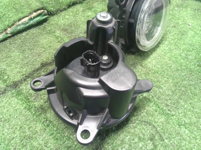 ミラココア 左フォグランプ DBA-L675S 8121A-B2010
