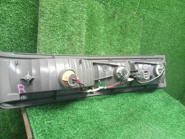 ハイゼットアトレ 右テールランプ ABA-S331G 81550-B5070