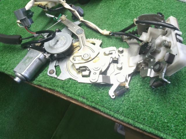 モビリオ 右Ｒドアロックソレノイド DBA-GB2 35256-SCC-J01