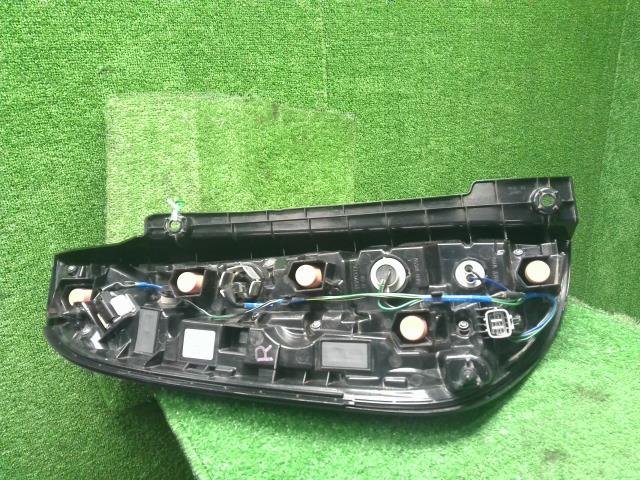 シエンタ 右テールランプ 6AA-MXPL10G 81551-52F70