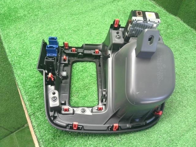 【中古】シエンタ 6AA-MXPL10G シフトパネル USPポート 付  自社品番250617 6X3