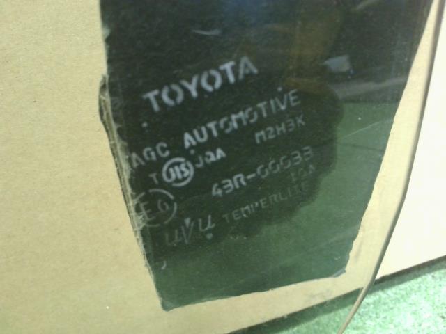 ヴィッツ 左Ｆドアガラス DBA-NSP135 68120-52441