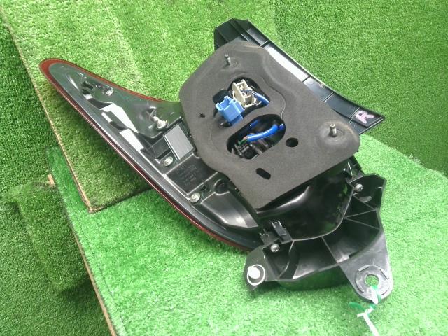 ヴィッツ 右テールランプ DBA-NSP135 81551-52D20