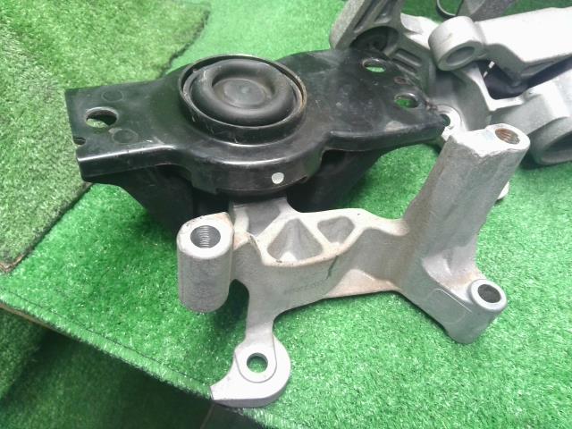 セレナ E/G部品 DBA-CNC25 11210-CY11D