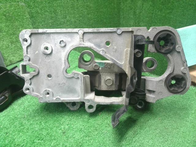 セレナ E/G部品 DBA-CNC25 11210-CY11D