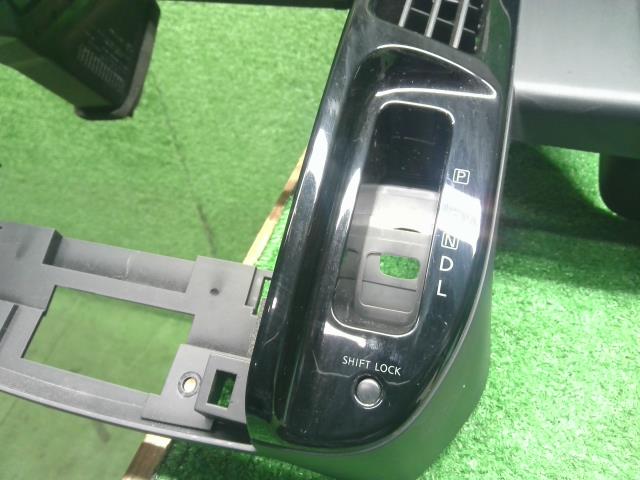 セレナ 内装部品 DBA-CNC25 68240-1A21D