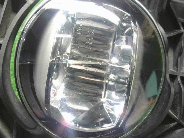 ヴォクシー 右フォグランプ DAA-ZWR80G 81210-48051