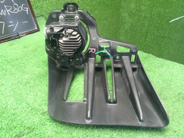 ヴォクシー 右フォグランプ DAA-ZWR80G 81210-48051