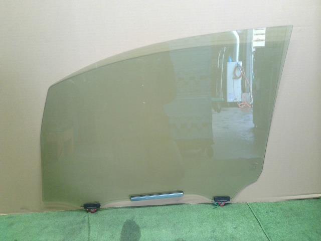 ヴォクシー 右Ｆドアガラス DAA-ZWR80G 68101-28420