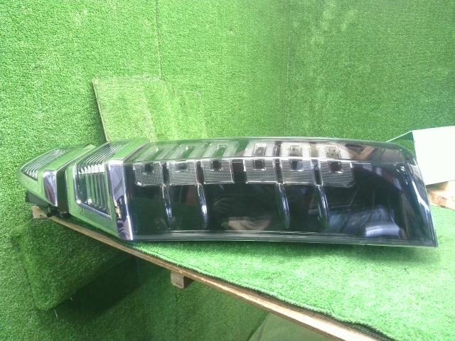 ヴォクシー 右テールランプ DAA-ZWR80G 81551-28700