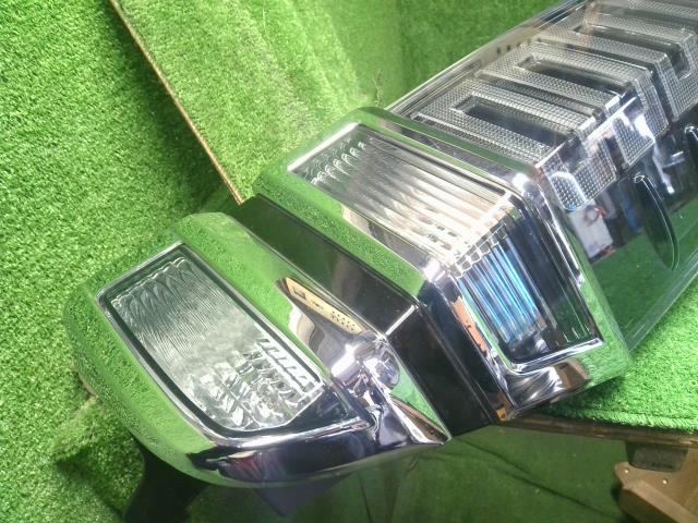ヴォクシー 右テールランプ DAA-ZWR80G 81551-28700