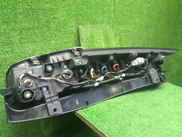 ヴォクシー 右テールランプ DAA-ZWR80G 81551-28700