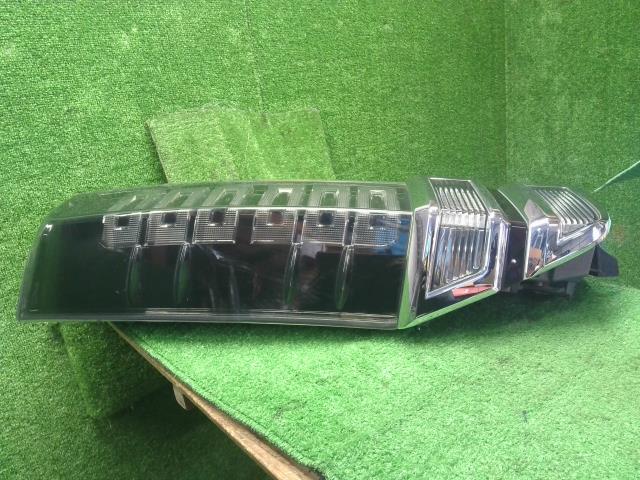 ヴォクシー 左テールランプ DAA-ZWR80G 81561-28700