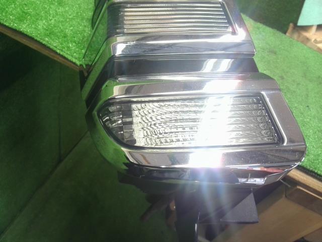 ヴォクシー 左テールランプ DAA-ZWR80G 81561-28700