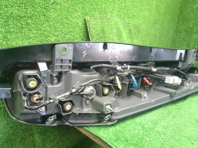 ヴォクシー 左テールランプ DAA-ZWR80G 81561-28700