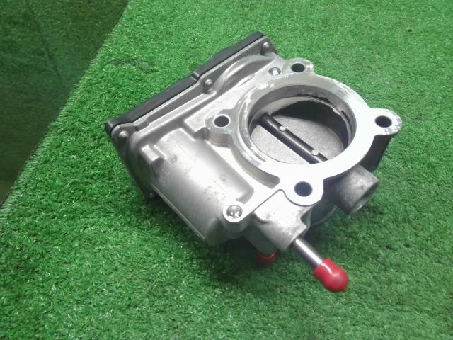 ヴォクシー スロットルボディ DAA-ZWR80G 22030-37060