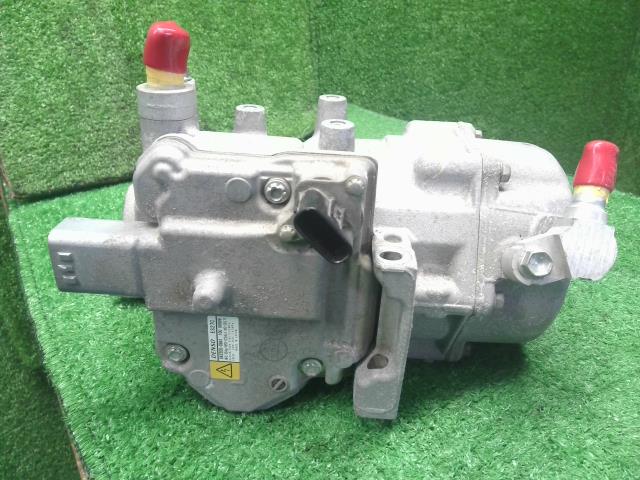 ヴォクシー Ａ／Ｃコンプレッサー DAA-ZWR80G 88370-28030