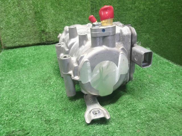 ヴォクシー Ａ／Ｃコンプレッサー DAA-ZWR80G 88370-28030