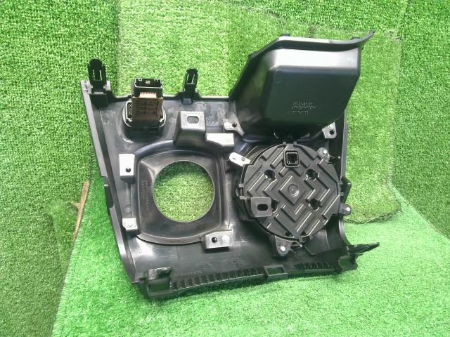 ヴォクシー Ａ／Ｃスイッチパネル DAA-ZWR80G 55930-28101
