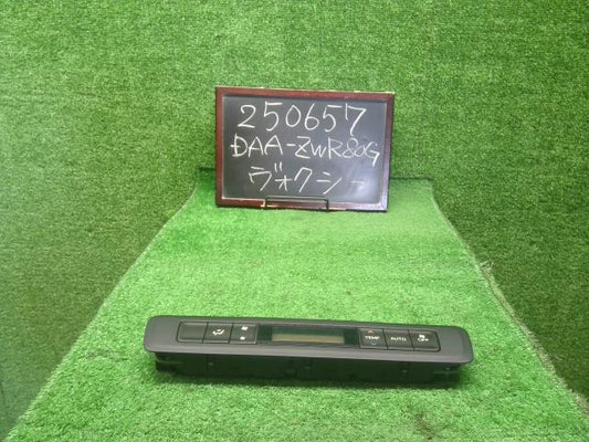ヴォクシー Ａ／Ｃスイッチパネル DAA-ZWR80G 84010-28320