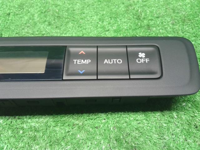 ヴォクシー Ａ／Ｃスイッチパネル DAA-ZWR80G 84010-28320